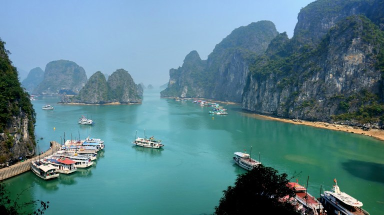Ha_Long_Bay_on_a_sunny_day.jpg